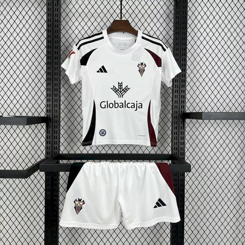 Kit Infantil Albacete Home I 2024/25 Adidas - uniforme infantil com camisa e short leves, design oficial da temporada, ideal para crianças torcedoras do Albacete Balompié