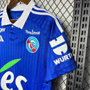 Camisa Strasbourg Home I 2024/25 Adidas Torcedor Masculina Azul com detalhes brancos, escudo do RC Strasbourg bordado e tecido leve com tecnologia Aeroready.”