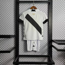 Kit Infantil Vasco Home 2022/23 Adidas, camisa preta com faixa diagonal branca, shorts e meias combinando, uniforme oficial para torcedores mirins do Vasco da Gama