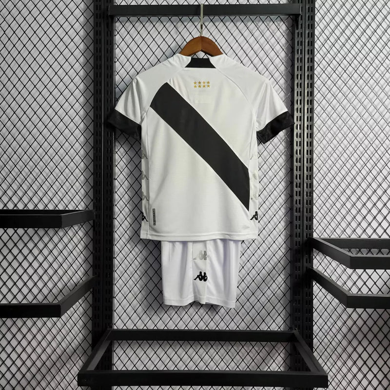 Kit Infantil Vasco Home 2022/23 Adidas, camisa preta com faixa diagonal branca, shorts e meias combinando, uniforme oficial para torcedores mirins do Vasco da Gama