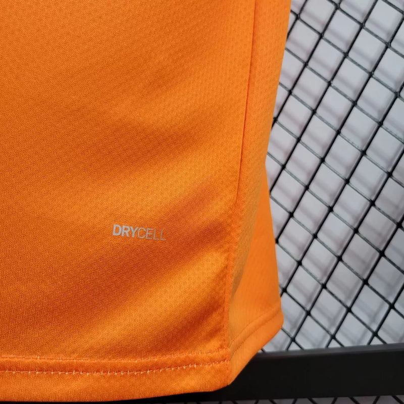 Camisa Costa do Marfim Home I 2022/23 Puma Torcedor Masculina na cor laranja – uniforme oficial dos Elefantes, modelo torcedor, tecido leve e respirável, disponível na Waze Mix."Camisa Costa do Marfim Home 2022
Camisa Costa do Marfim Puma
Camisa Costa do Marfim Laranja
Camisa Elefantes 2022/23
Camisa Costa do Marfim Torcedor Masculina
Uniforme Costa do Marfim Puma
Camisa seleção Costa do Marfim 2022
Camisa oficial Costa do Marfim