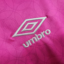 Imagem da Camisa Santos 2023/24 Umbro Torcedor Masculina na cor rosa, com escudo do Santos FC bordado no peito e detalhes em branco e preto.
