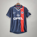Camisa PSG Home I 2001/02 Nike Retrô Masculina Azul, uniforme clássico do Paris Saint-Germain com faixa vermelha central e design histórico, ideal para torcedores e colecionadores.”