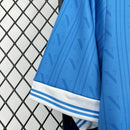 Camisa Napoli Home I 2025/26 EA7 Torcedor Masculina azul com detalhes metálicos em prata, escudo cromado e gola moderna, unindo tradição e tecnologia no design futurista do clube napolitano.