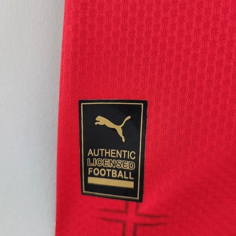 Camisa Sérvia Home I 2022/23 Puma masculina vermelha com detalhes dourados, gola careca e tecido leve respirável para torcedores"