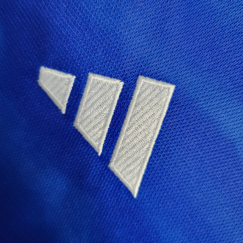 Camisa Itália Home I 2023/24 Adidas Torcedor masculina, azul, com escudo da seleção italiana no peito e três listras Adidas nos ombros, feita em tecido leve e respirável, modelo com caimento torcedor mais solto e confortável, ideal para torcer com estilo e autenticidade.”
