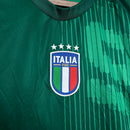 Camisa Itália Pré-Jogo 2024/25 Adidas Torcedor Masculina, verde, com design moderno, escudo da seleção italiana e logo Adidas em destaque, feita em tecido leve, respirável e confortável, ideal para treinos e uso casual