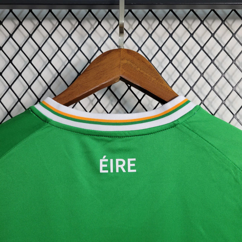 Camisa Irlanda Home I 2023/24 Castore masculina verde com detalhes em branco e laranja, gola careca, mangas curtas e tecido leve respirável para torcedores"