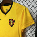Kit Infantil Sport Recife Away 2024/25 Umbro com camisa e short oficiais, vermelho e preto, escudo bordado, ideal para pequenos torcedores, conforto e respirabilidade, uniforme infantil de futebol licenciada"