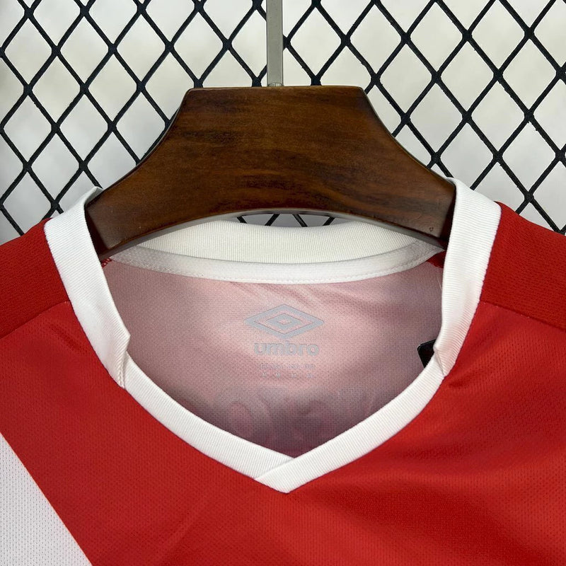 Texto alternativo para imagem:
Camisa Argentinos Juniors Home 2025/26 Umbro Torcedor Masculina vermelha com detalhes brancos, escudo do clube no peito e logo Umbro bordado.

