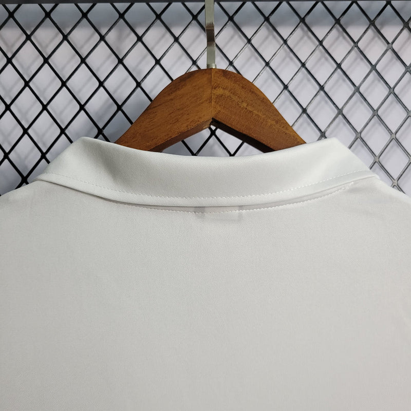Camisa Santos Retrô 1970 Torcedor Masculina Branca com escudo antigo bordado, gola polo e design clássico inspirado na era de Pelé