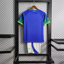 Kit Infantil Brasil Away 2022/23 Nike, camisa azul com detalhes em branco, shorts e meias combinando, uniforme oficial para crianças de 3 a 13 anos torcedoras da Seleção Brasileira."
