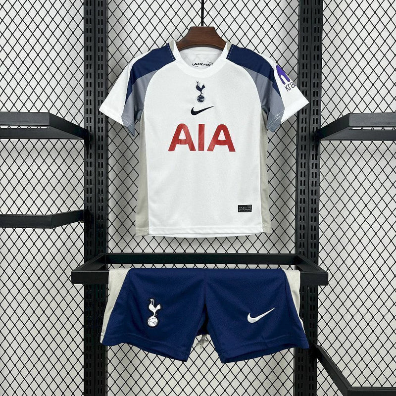 Kit Infantil Tottenham Home (1) 2025/26 Nike, camisa branca com detalhes em azul marinho e shorts oficiais, disponível para crianças de 3-4 a 12-13 anos, confortável e ideal para pequenos torcedores