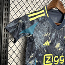 "Kit Infantil Ajax Away (2) 2024/25 Adidas com camisa e short oficial, tecido leve AEROREADY, escudo bordado e design autêntico do segundo uniforme do Ajax Amsterdam."