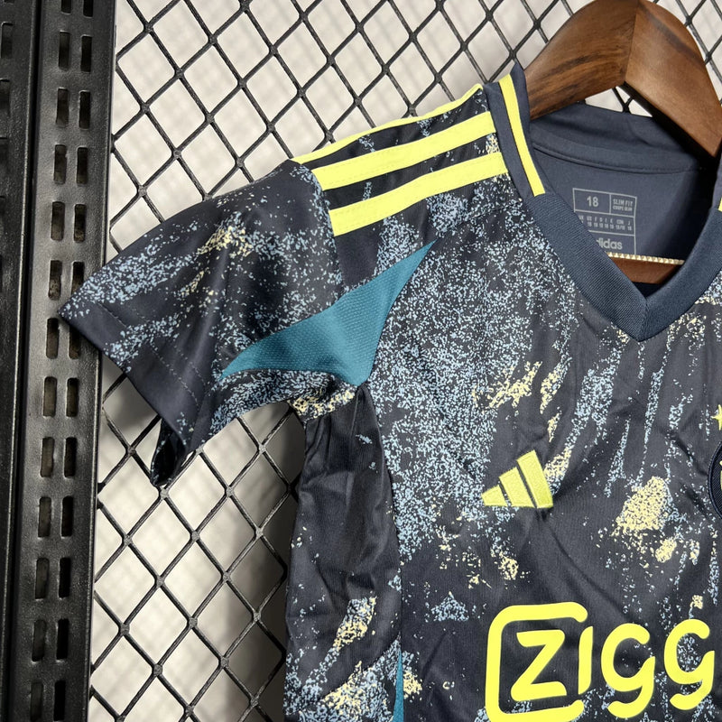 "Kit Infantil Ajax Away (2) 2024/25 Adidas com camisa e short oficial, tecido leve AEROREADY, escudo bordado e design autêntico do segundo uniforme do Ajax Amsterdam."