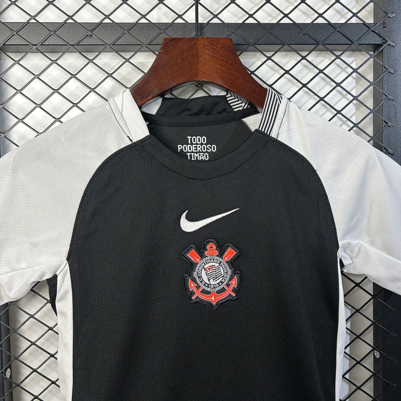 "Kit Infantil Corinthians Away 2025/26 Nike, uniforme oficial com camisa preta, shorts e meias, ideal para crianças de 3 a 13 anos torcedoras do Timão."