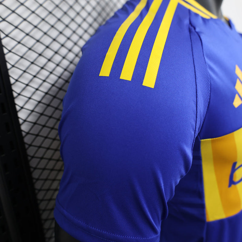 Camisa Boca Juniors Home 2024/25 Jogador Masculina Adidas oficial azul marinho com faixa amarela e escudo bordado, versão Player usada pelos atletas
