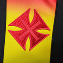 Camisa Vasco da Gama "Edição LGBT" 2023/24 Kappa Torcedor Masculina preta com faixa diagonal em arco-íris, escudo do Vasco aplicado no peito e logo Kappa estampado.