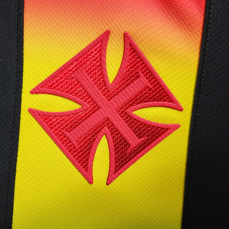 Camisa Vasco da Gama "Edição LGBT" 2023/24 Kappa Torcedor Masculina preta com faixa diagonal em arco-íris, escudo do Vasco aplicado no peito e logo Kappa estampado.