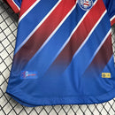 Kit Infantil Bahia Away (2) 2024/25 Esquadrão – uniforme completo com camisa branca de detalhes azuis e vermelhos, shorts e meião, tecido leve e confortável, ideal para pequenos torcedores do Tricolor de Aço."