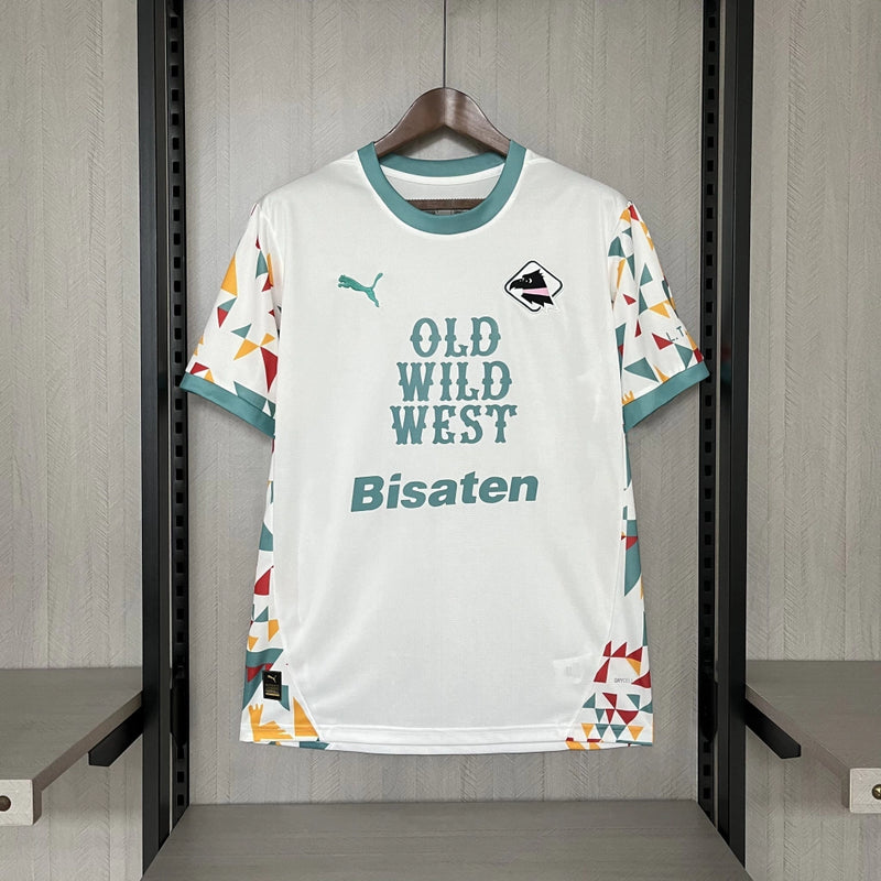 Camisa Palermo Third III 2024/25 Puma Torcedor Masculina branca com detalhes sutis em rosa e preto, escudo bordado no peito, logo Puma em destaque, gola redonda moderna e tecido respirável dryCELL, ideal para torcedores que valorizam estilo, conforto e tradição do clube italiano.