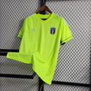 “Camisa Itália Goleiro 2023/24 Adidas Torcedor masculina, verde, com escudo da seleção italiana no peito, detalhes modernos da temporada e três listras Adidas nos ombros, feita em tecido leve e respirável, ideal para torcer com conforto e estilo