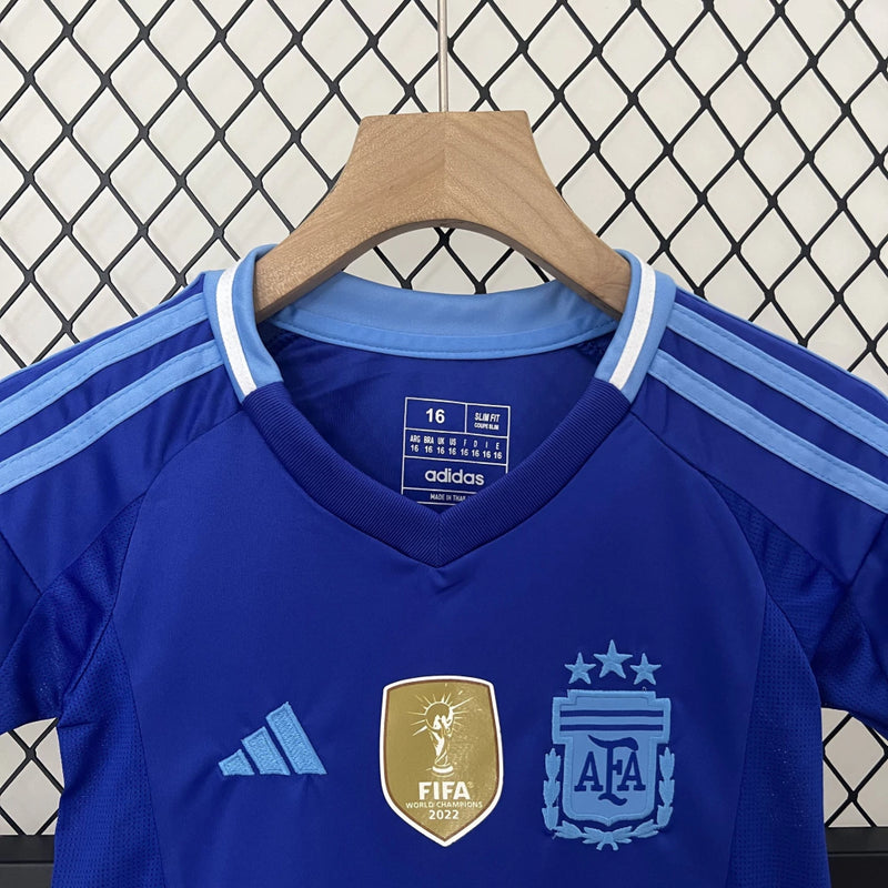 Kit Infantil Argentina Away II 2024/25 Adidas + Patch - Camisa e short infantil em tecido leve e respirável, design moderno azul marinho com detalhes da Seleção Argentina, ideal para jovens torcedores.