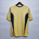 Camisa Itália Goleiro 2006/07 Puma Retrô masculina, dourada, com escudo da seleção italiana no peito e detalhes clássicos da temporada 2006/07, feita em tecido leve e confortável, ideal para colecionadores, fãs de futebol histórico e uso casual.”