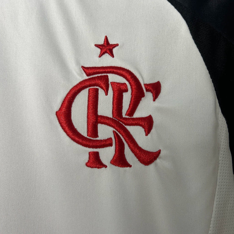 Kit Infantil Flamengo Away 2025/26 Adidas, camisa branca com detalhes em vermelho e preto, shorts e meias combinando, uniforme oficial para crianças torcedoras do Mengão."
