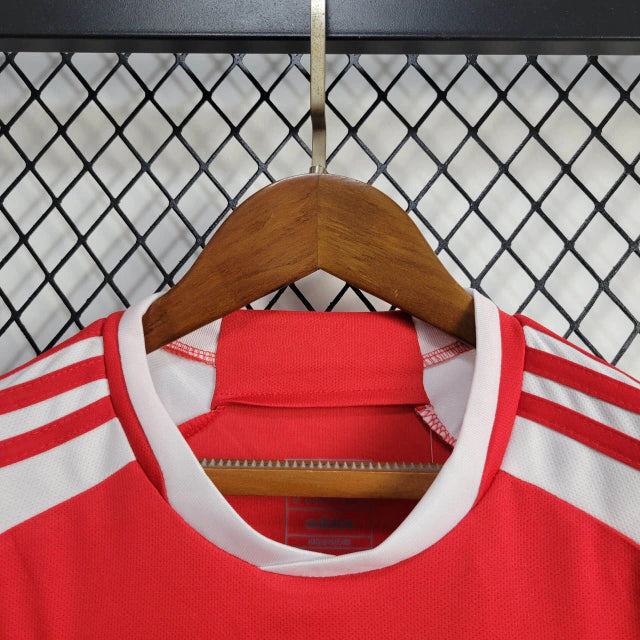 Kit Infantil Internacional Home 2024/25 Adidas para torcedores mirins, camisa vermelha oficial com escudo bordado e short vermelho combinando, uniforme de futebol infantil com tecnologia AEROREADY, ideal para crianças de 3 a 13 anos, oficial licenciado