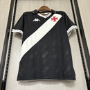 Camisa Vasco da Gama Home I 2025/26 Kappa Torcedor Masculina branca com faixa diagonal preta e detalhes em vermelho, tecido leve e respirável, ideal para crianças torcerem com estilo e conforto."