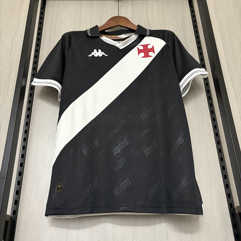 Camisa Vasco da Gama Home I 2025/26 Kappa Torcedor Masculina branca com faixa diagonal preta e detalhes em vermelho, tecido leve e respirável, ideal para crianças torcerem com estilo e conforto."