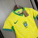 Camisa Brasil Home 2024/25 Torcedora Feminina oficial, cores da seleção brasileira, escudo bordado, tecido leve e respirável