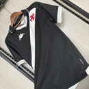 Camisa Vasco da Gama Home I 2025/26 Kappa Torcedor Masculina branca com faixa diagonal preta e detalhes em vermelho, tecido leve e respirável, ideal para crianças torcerem com estilo e conforto."