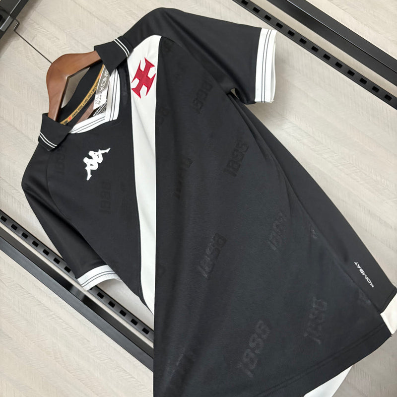 Camisa Vasco da Gama Home I 2025/26 Kappa Torcedor Masculina branca com faixa diagonal preta e detalhes em vermelho, tecido leve e respirável, ideal para crianças torcerem com estilo e conforto."