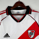 Camisa River Plate Home I 2000/01 Adidas Retrô Masculina na cor branca com faixa diagonal vermelha, modelo histórico dos Millonarios disponível na Waze Mix.