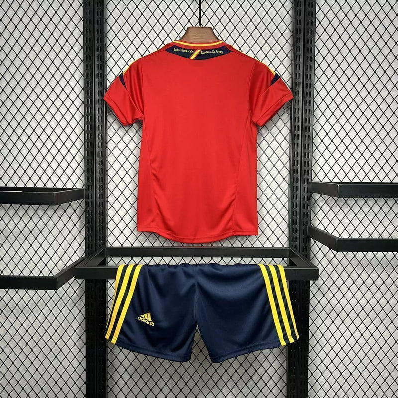 Kit Infantil Retrô Espanha 2012 Adidas – uniforme clássico com camisa e shorts, ideal para jovens torcedores, tecido leve e confortável, escudo da Espanha e logo Adidas em destaque