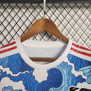 Camisa Japão Concept Waves 2023/24 Adidas Torcedor Masculina azul com design inspirado nas ondas japonesas ukiyo-e, uniforme da seleção japonesa de futebol com tecnologia AEROREADY. Curiosidade: o Japão possui mais de 29 mil km de litoral, e o mar sempre foi símbolo cultural do país.