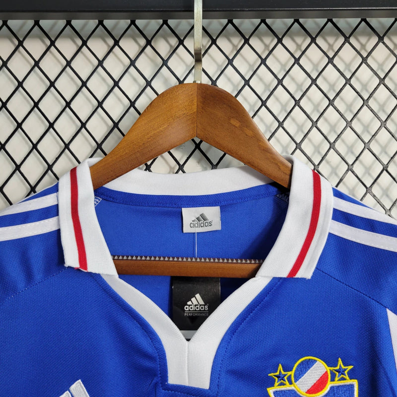 Camisa Iugoslávia 2000/01 Adidas retrô masculina azul com detalhes em branco e vermelho, gola polo com botão e mangas curtas, modelo clássico em tecido leve para torcedores e colecionadores"
