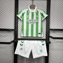 Kit Infantil Real Betis Home 2024/25 oficial com camisa listrada verde e branca e shorts, uniforme infantil completo para torcedores do Verdiblanco