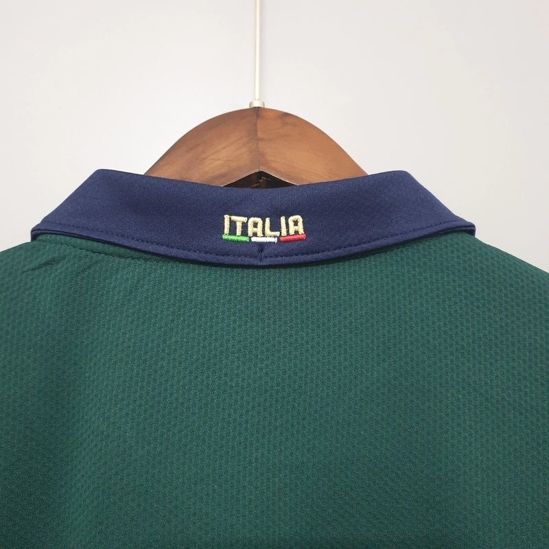 Camisa Itália Third III 'Renascimento' 2019/20 Puma Retrô masculina, azul com detalhes clássicos e modernos, escudo da seleção italiana no peito, design inspirado na temporada 2019/20, feita em tecido leve e confortável, ideal para colecionadores e fãs de futebol histórico.”
