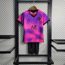 "Kit Infantil PSG IV 2020/21 Jordan Roxa, camiseta e shorts roxos com detalhes em vermelho e branco, modelo oficial da Seleção do PSG para crianças, ideal para pequenos torcedores e colecionadores."