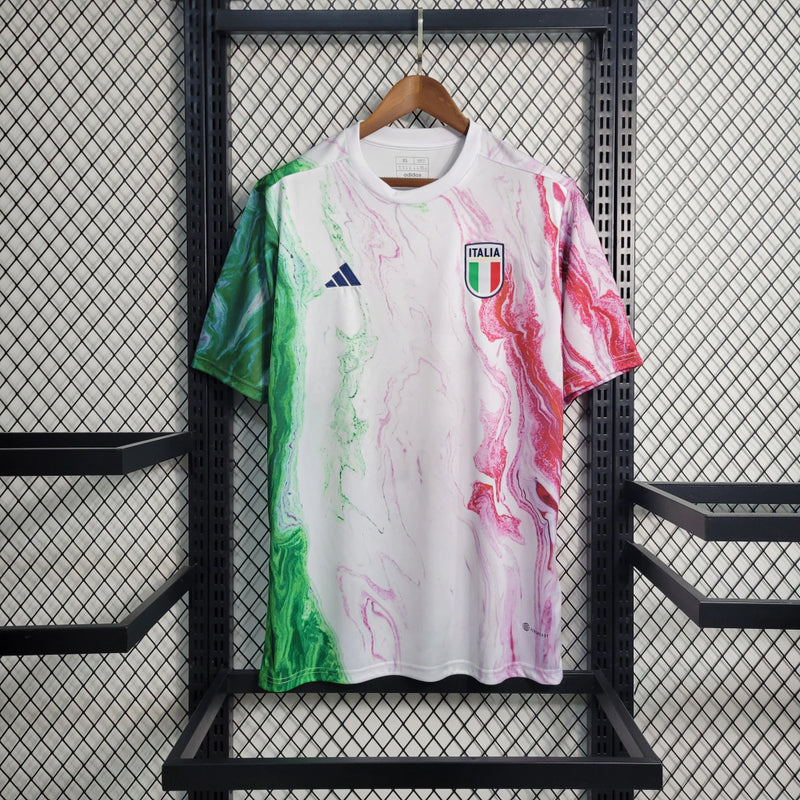 Camisa Itália Pré-Jogo 2023/24 Adidas Torcedor masculina, branca, com escudo da seleção italiana no peito e três listras Adidas nos ombros, feita em tecido leve e respirável, modelo com caimento torcedor mais solto e confortável, ideal para torcer antes das partidas com estilo e autenticidade.”