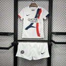 Kit Infantil PSG Away II 2024/25 Nike completo com camisa, shorts e meias, oficial, escudo do Paris Saint-Germain em destaque, design moderno e confortável para crianças de 3 a 13 anos"