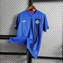 "Camisa Islândia Home I 2022/23 Puma masculina azul com detalhes em branco e vermelho, gola careca, mangas curtas e tecido leve respirável para torcedores"