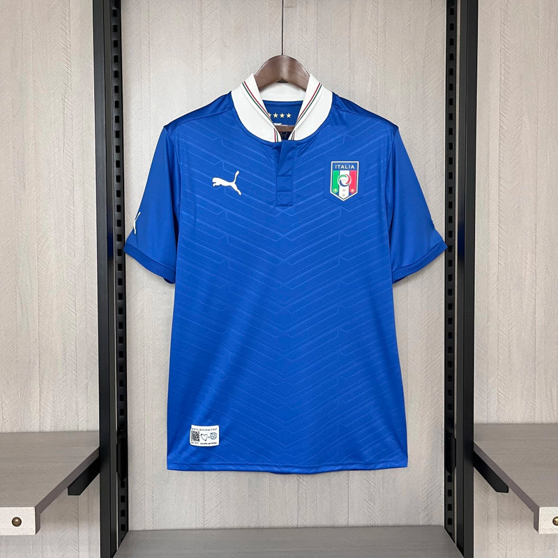 Camisa Itália Home I 2012/13 Puma Retrô Masculina, azul, com escudo da seleção italiana e logo Puma em destaque, feita em tecido leve e confortável, modelo retrô com caimento solto, ideal para colecionadores e torcedores.”