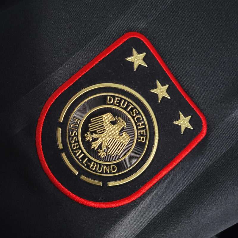 Camisa Alemanha Away II 2010/11 Adidas Retrô Masculina branca com detalhes em preto e vermelho, tecido leve e respirável, corte masculino – ideal para torcer, colecionar e uso casual.