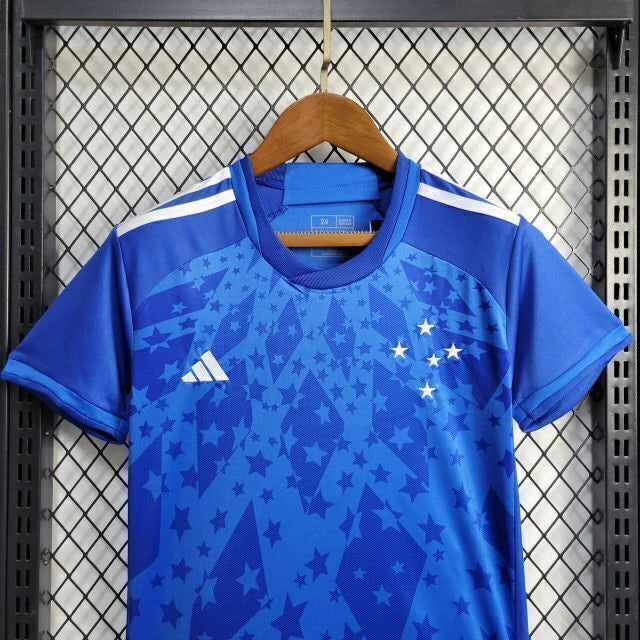 Kit Infantil Cruzeiro Home 2024/25 Adidas para torcedores mirins, camisa azul oficial com escudo bordado, shorts combinando, tecnologia AEROREADY, uniforme completo para crianças de 3 a 13 anos, kit oficial licenciado."