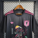 Camisa Japão Concept Dragão Rosa 2024/25 Adidas Torcedor Masculina preta, uniforme conceitual da seleção japonesa de futebol com design inspirado no dragão rosa, tecnologia AEROREADY, conforto e respirabilidade, ideal para torcedores e colecionadores.