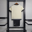 Kit Infantil Corinthians IV 2023/24 Nike, camisa preta com detalhes em branco, shorts e meias combinando, uniforme oficial do Timão para torcedores mirins."